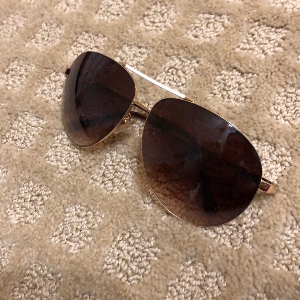 EUC steve madden classic aviators with white rim